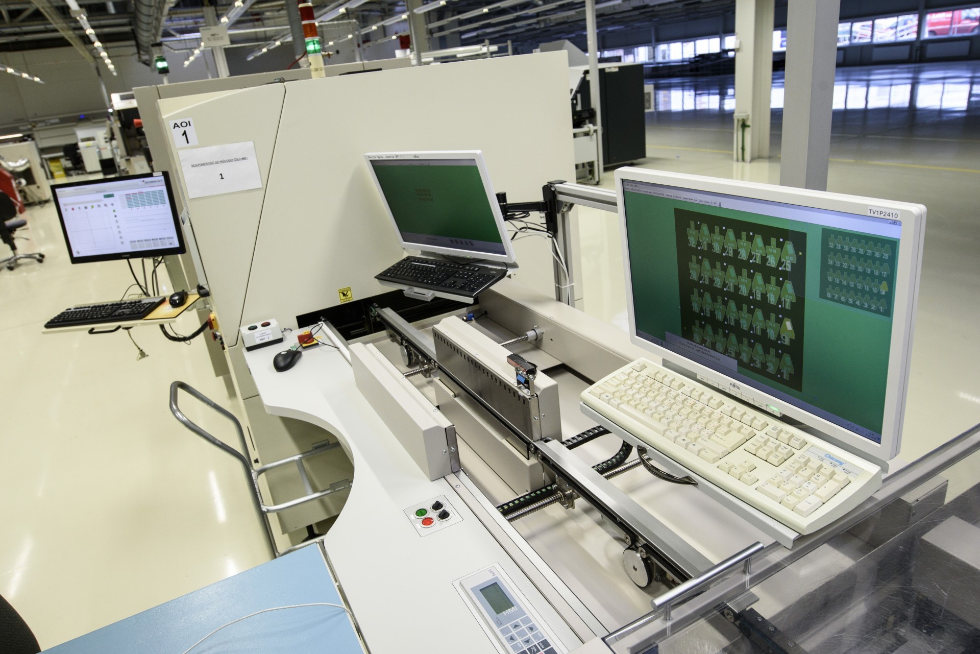 Programy pro osazování plošných spojů jsou generovány automaticky a jsou propojeny na 3D model. Po osazení si zařízení na základě QR kódu na spoji nahraje výrobní dokumenty a porovná je s daty nasmímanými kamerami. Tato automatizovaná kontrola prakticky vylučuje možnost puštění chybně osazeného výrobku do dalšího procesu.