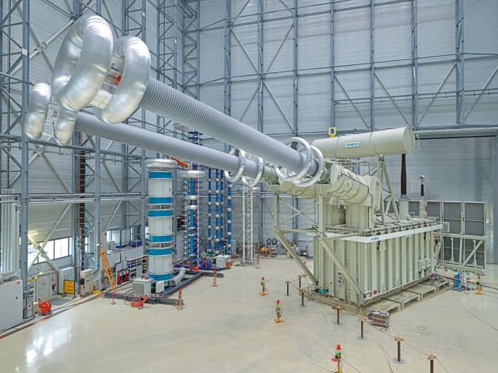 Rekordní transformátor pro stejnosměrné vedení pracující s napětím 1 110 kV, které postavila společnost Siemens v norimberském závodě. Komponent o celkové délce zhruba 40 m putoval z Německa na místo určení v Číně, kde slouží na prvním funkčním vedení tohoto typu.