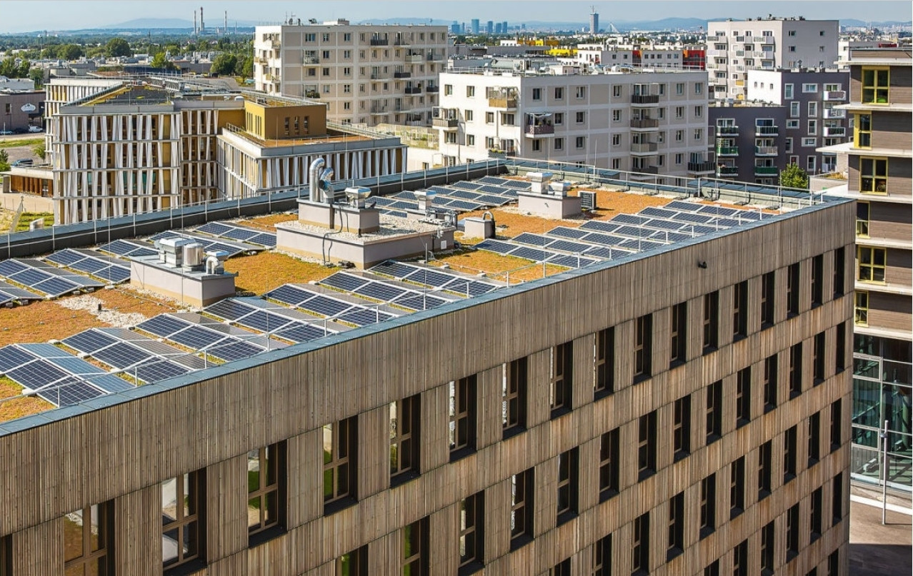 
Aspern Smart City Research hľadá technologické riešenia v cieľom stabilizovať energetickú sieť v meste a dosiahnuť jeho uhlíkovú neutralitu. 

